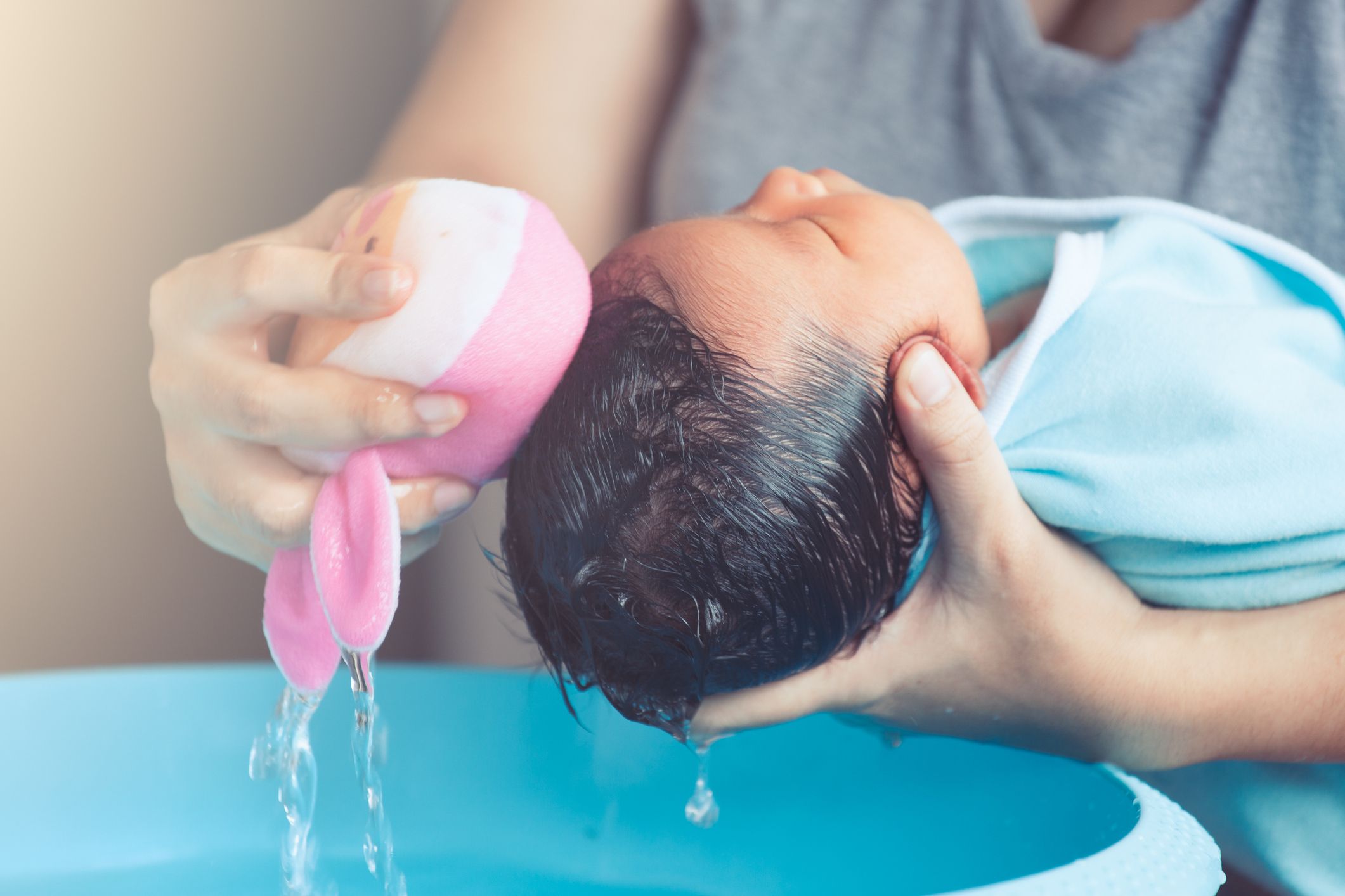 Cómo bañar un bebé recién nacido?