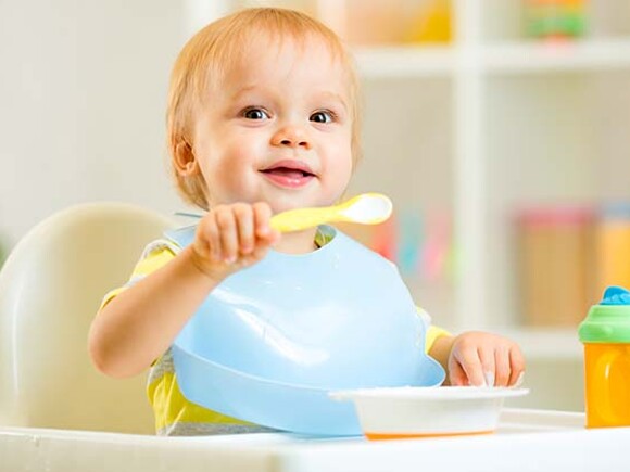 Señales de que tu bebé está listo para los alimentos sólidos