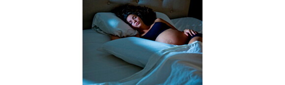 Mujer embarazada durmiendo 