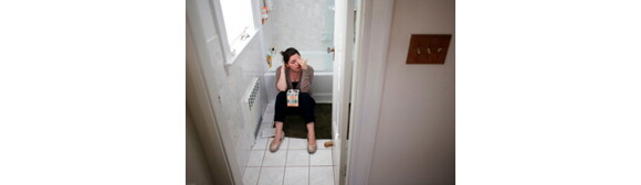 Mujer embarazada con náuseas en el baño 