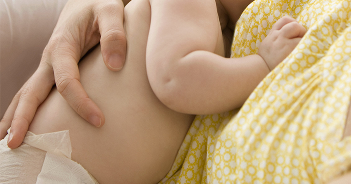 Cojin de brazo para comodidad del bebe y de los padres.
