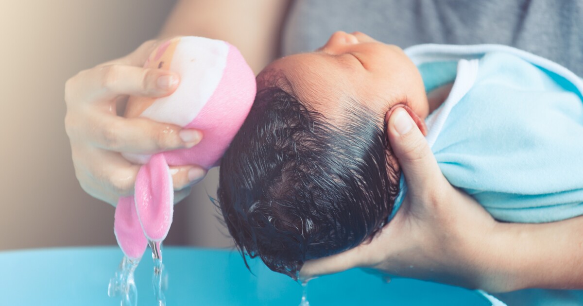 Descubre cómo bañar a tu bebé de una manera suave y segura.