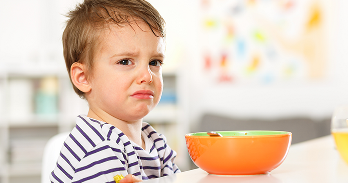 Qué hago si mi hijo(a) coge la cuchara cuando lo alimento?